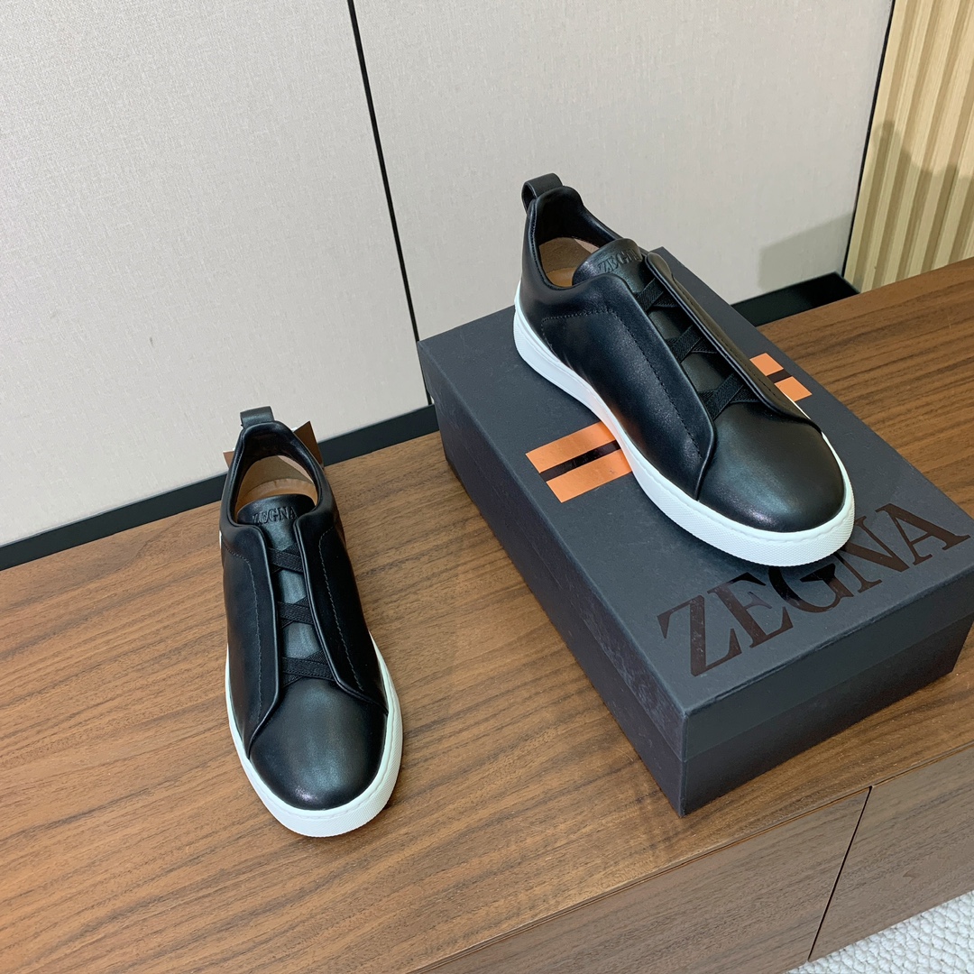 【Zegna】光面牛皮一脚蹬休闲鞋。饰有标志性三重交叉松紧细节，灵感源于三重手缝线迹造型，彰显了杰尼亚的