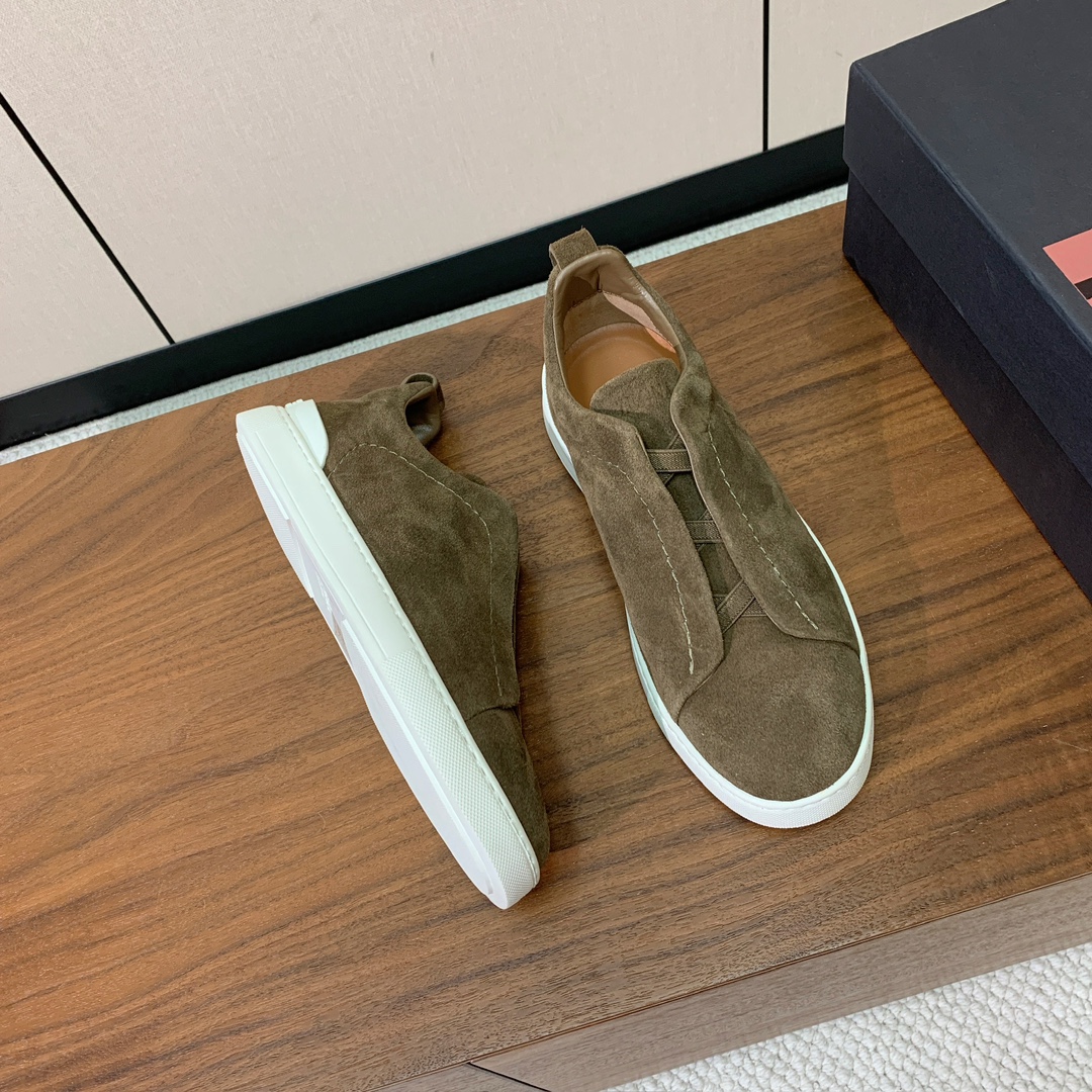 【Zegna】羊京一脚蹬休闲鞋。饰有标志性三重交叉松紧细节，灵感源于三重手缝线迹造型，彰显了杰尼亚的悠久