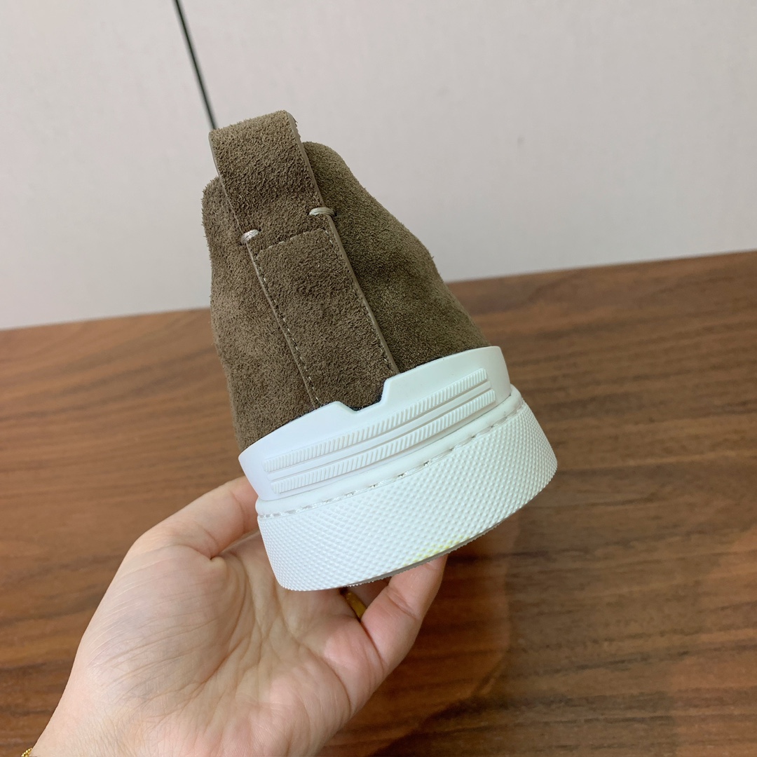 【Zegna】羊京一脚蹬休闲鞋。饰有标志性三重交叉松紧细节，灵感源于三重手缝线迹造型，彰显了杰尼亚的悠久