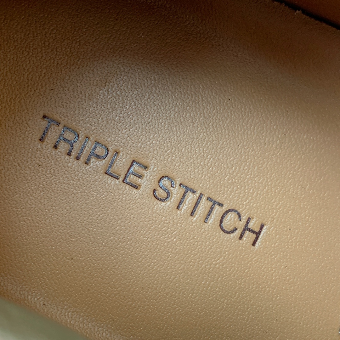 【Zegna】羊京一脚蹬休闲鞋。饰有标志性三重交叉松紧细节，灵感源于三重手缝线迹造型，彰显了杰尼亚的悠久