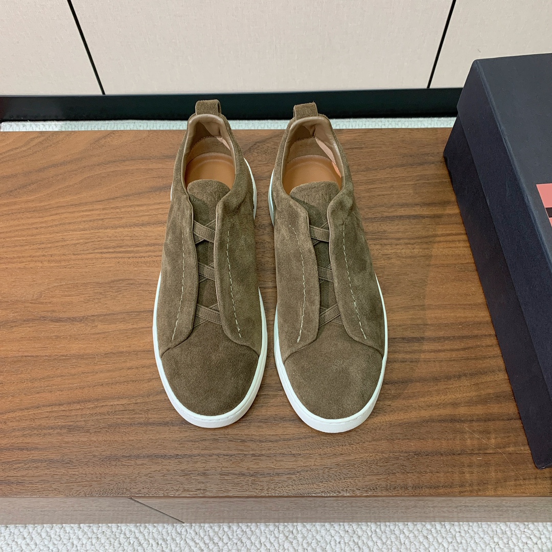 【Zegna】羊京一脚蹬休闲鞋。饰有标志性三重交叉松紧细节，灵感源于三重手缝线迹造型，彰显了杰尼亚的悠久