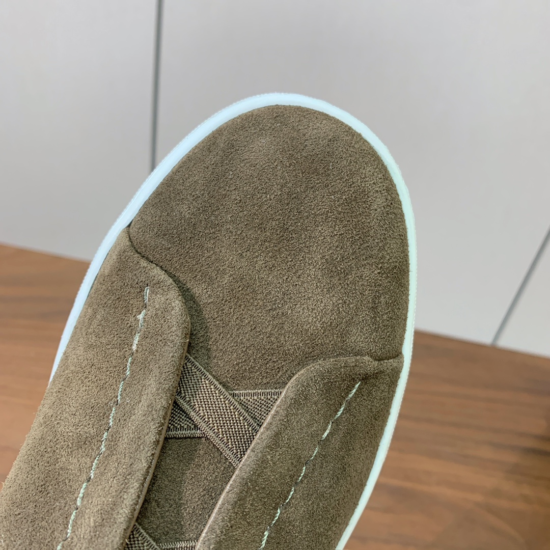 【Zegna】羊京一脚蹬休闲鞋。饰有标志性三重交叉松紧细节，灵感源于三重手缝线迹造型，彰显了杰尼亚的悠久