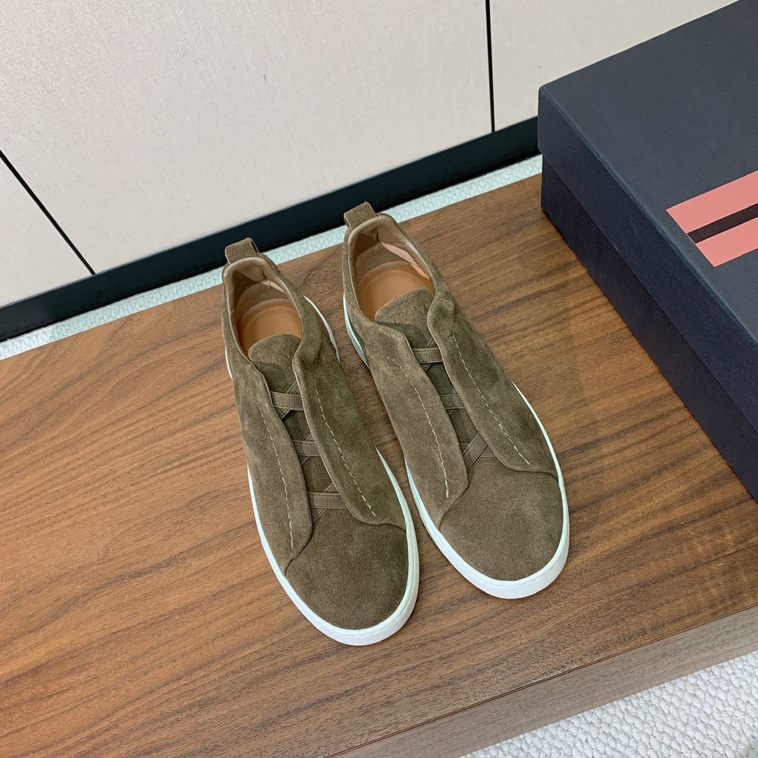 【Zegna】羊京一脚蹬休闲鞋。饰有标志性三重交叉松紧细节，灵感源于三重手缝线迹造型，彰显了杰尼亚的悠久