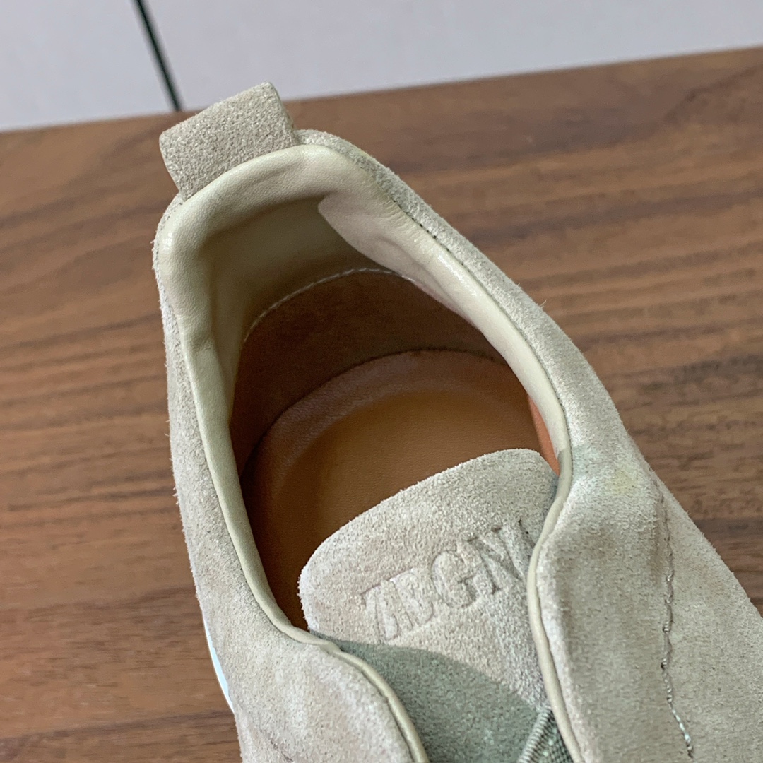 【Zegna】羊京一脚蹬休闲鞋。饰有标志性三重交叉松紧细节，灵感源于三重手缝线迹造型，彰显了杰尼亚的悠久