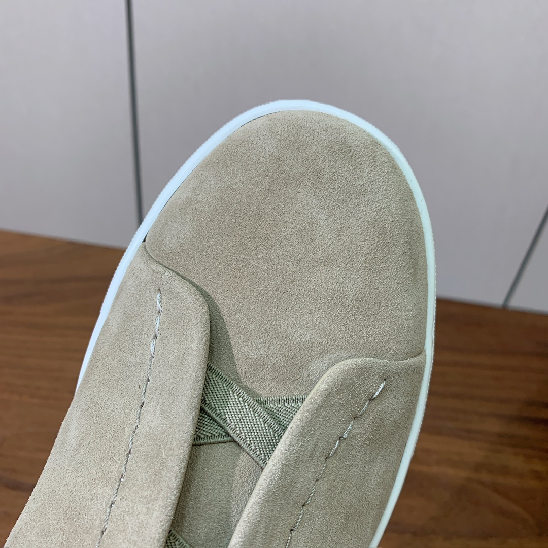 【Zegna】羊京一脚蹬休闲鞋。饰有标志性三重交叉松紧细节，灵感源于三重手缝线迹造型，彰显了杰尼亚的悠久