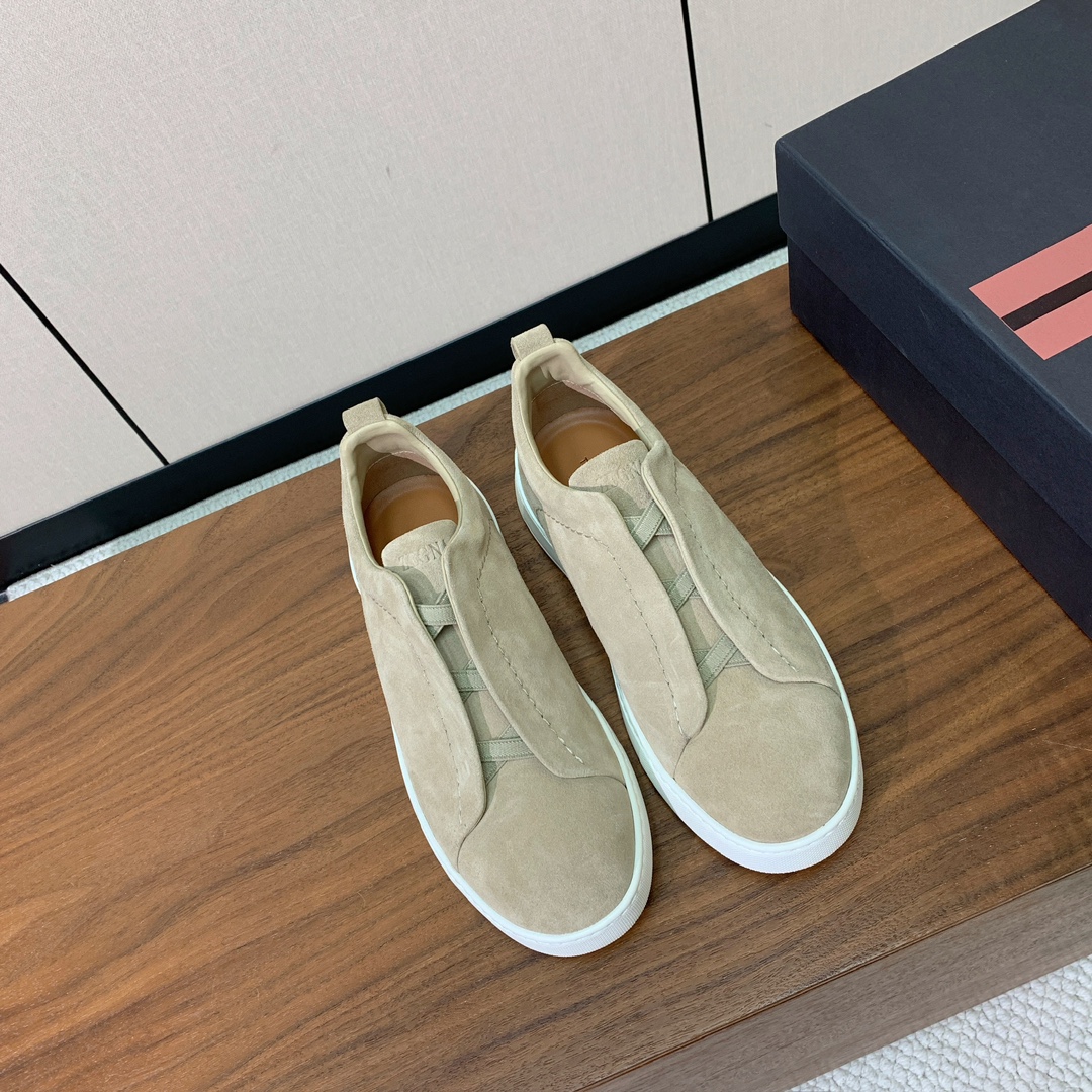 【Zegna】羊京一脚蹬休闲鞋。饰有标志性三重交叉松紧细节，灵感源于三重手缝线迹造型，彰显了杰尼亚的悠久