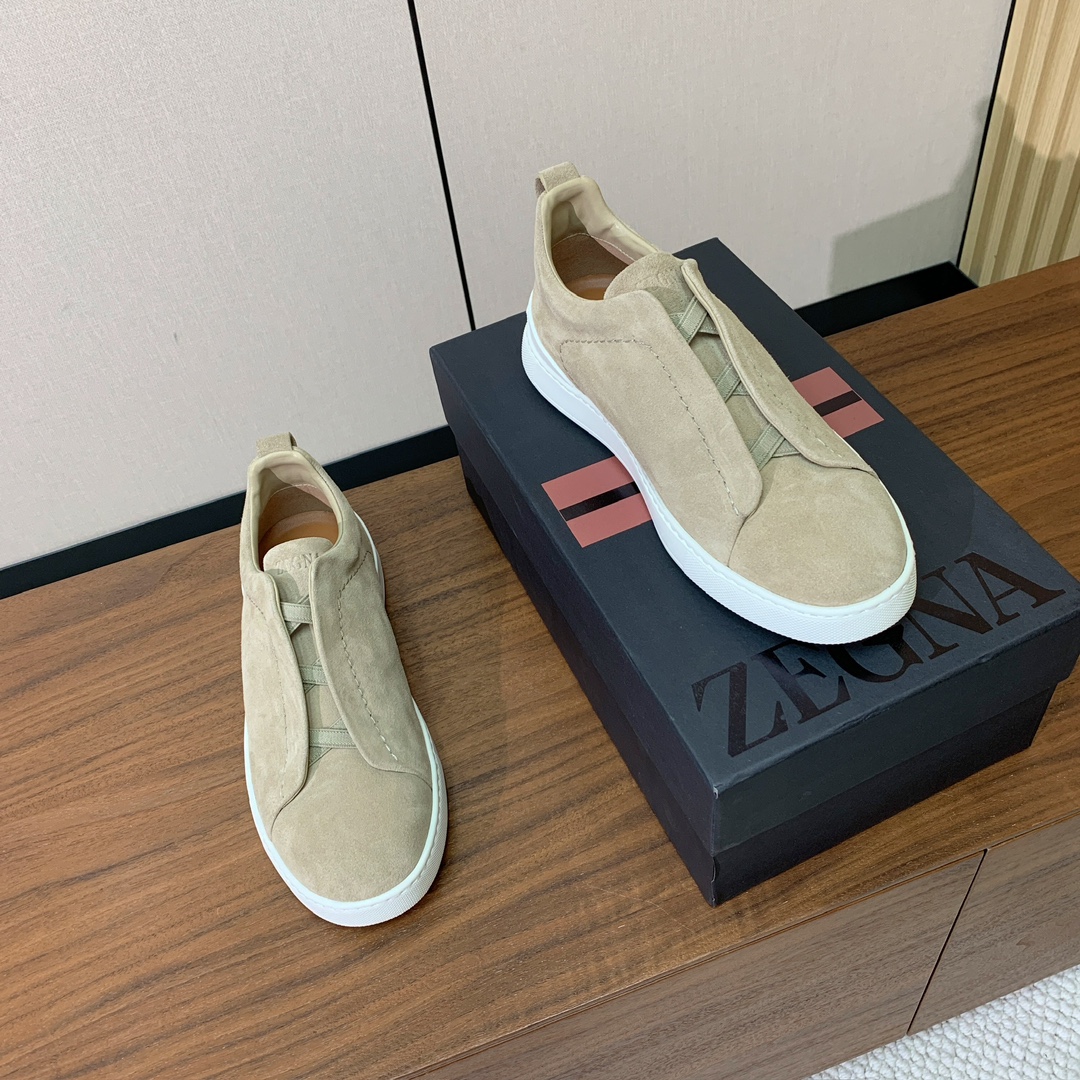 【Zegna】羊京一脚蹬休闲鞋。饰有标志性三重交叉松紧细节，灵感源于三重手缝线迹造型，彰显了杰尼亚的悠久