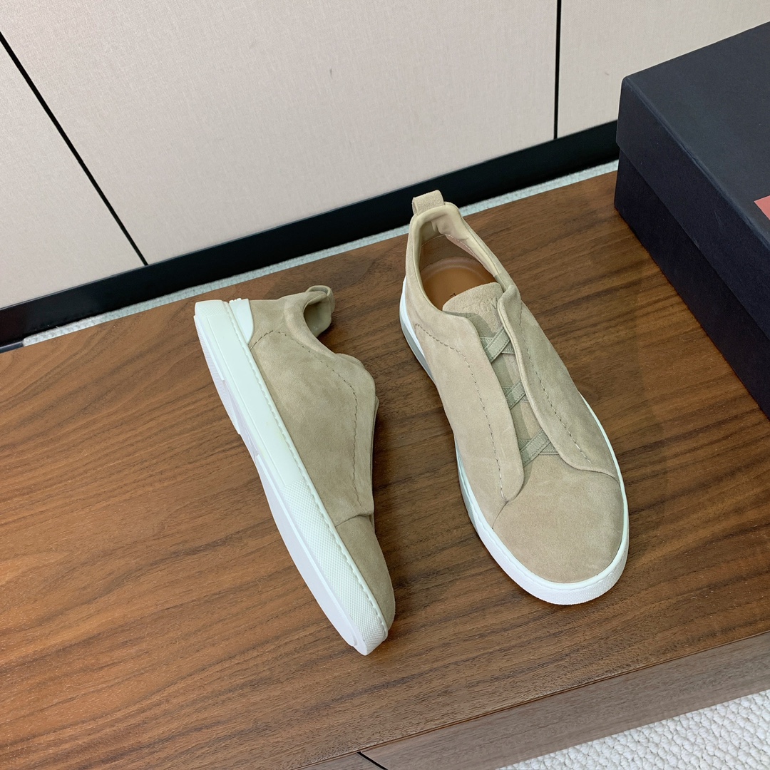 【Zegna】羊京一脚蹬休闲鞋。饰有标志性三重交叉松紧细节，灵感源于三重手缝线迹造型，彰显了杰尼亚的悠久