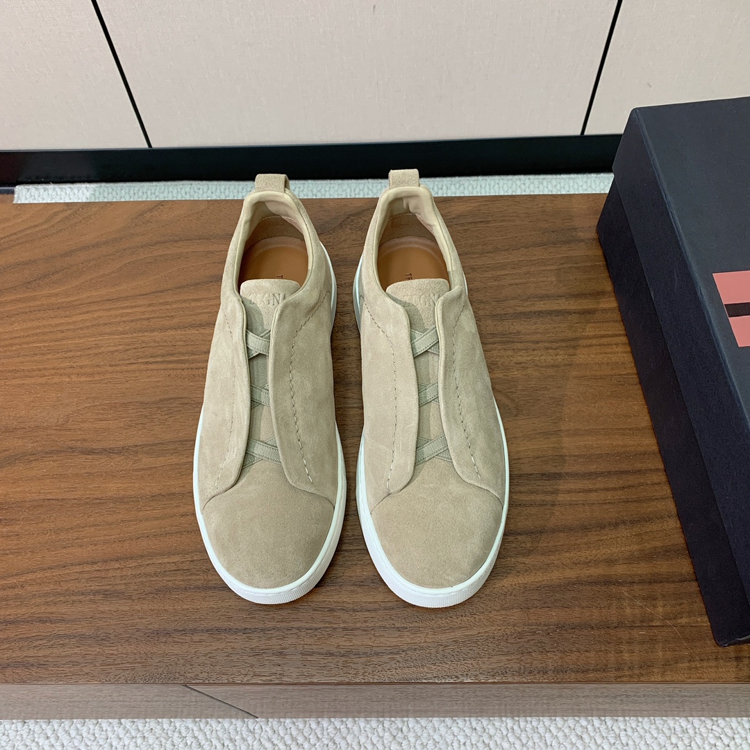 【Zegna】羊京一脚蹬休闲鞋。饰有标志性三重交叉松紧细节，灵感源于三重手缝线迹造型，彰显了杰尼亚的悠久