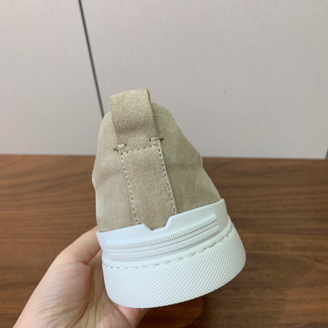 【Zegna】羊京一脚蹬休闲鞋。饰有标志性三重交叉松紧细节，灵感源于三重手缝线迹造型，彰显了杰尼亚的悠久