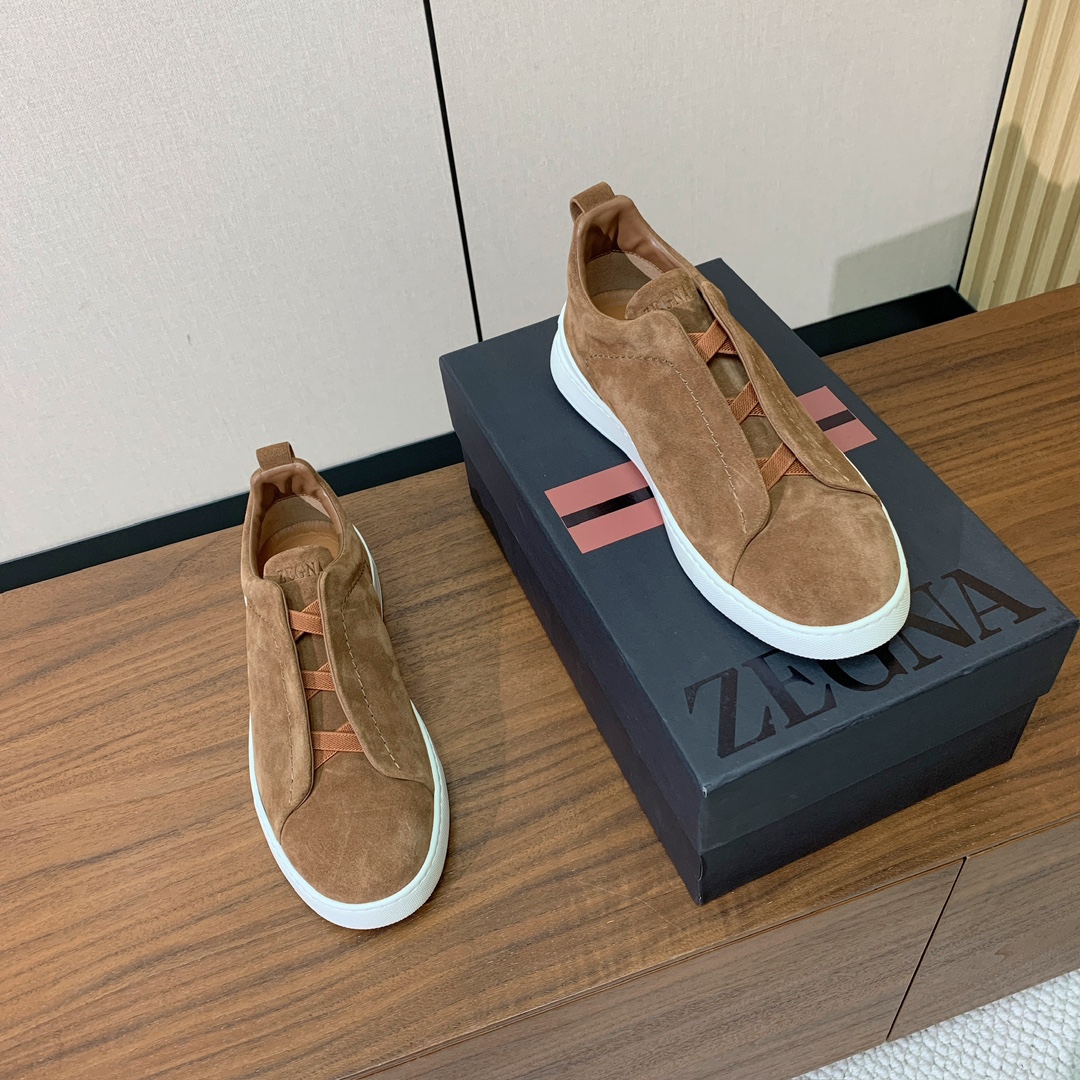 【Zegna】羊京一脚蹬休闲鞋。饰有标志性三重交叉松紧细节，灵感源于三重手缝线迹造型，彰显了杰尼亚的悠久