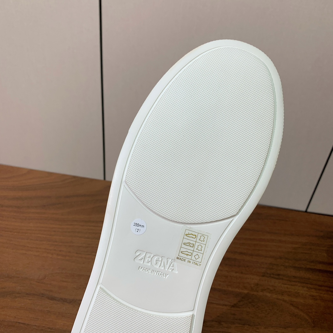 【Zegna】羊京一脚蹬休闲鞋。饰有标志性三重交叉松紧细节，灵感源于三重手缝线迹造型，彰显了杰尼亚的悠久