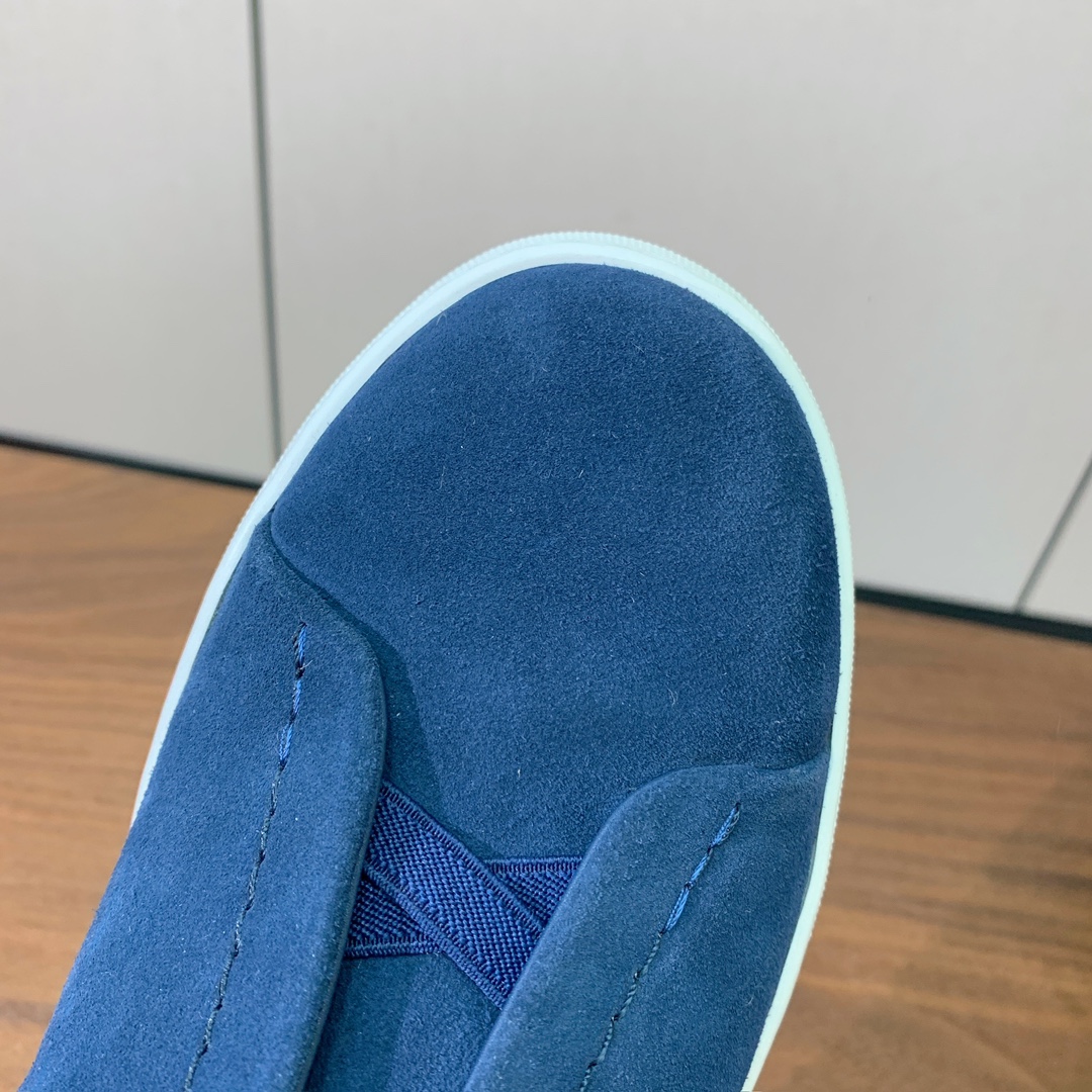 【Zegna】羊京一脚蹬休闲鞋。饰有标志性三重交叉松紧细节，灵感源于三重手缝线迹造型，彰显了杰尼亚的悠久