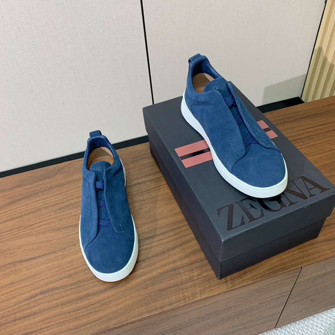 【Zegna】羊京一脚蹬休闲鞋。饰有标志性三重交叉松紧细节，灵感源于三重手缝线迹造型，彰显了杰尼亚的悠久