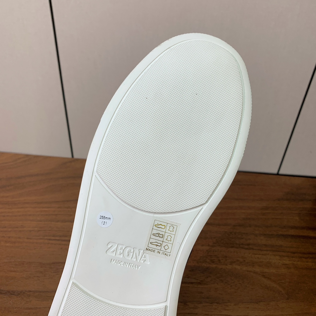 【Zegna】羊京一脚蹬休闲鞋。饰有标志性三重交叉松紧细节，灵感源于三重手缝线迹造型，彰显了杰尼亚的悠久