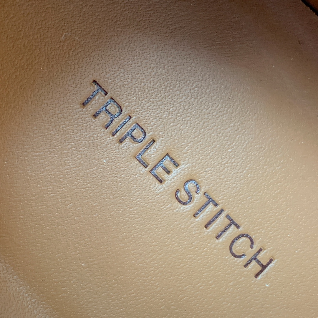 【Zegna】羊京一脚蹬休闲鞋。饰有标志性三重交叉松紧细节，灵感源于三重手缝线迹造型，彰显了杰尼亚的悠久