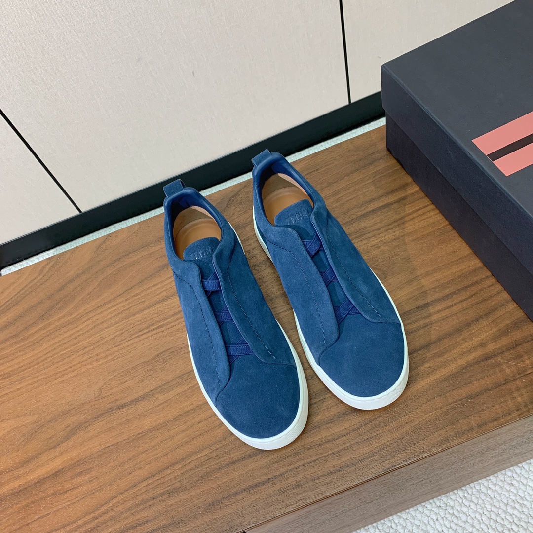 【Zegna】羊京一脚蹬休闲鞋。饰有标志性三重交叉松紧细节，灵感源于三重手缝线迹造型，彰显了杰尼亚的悠久