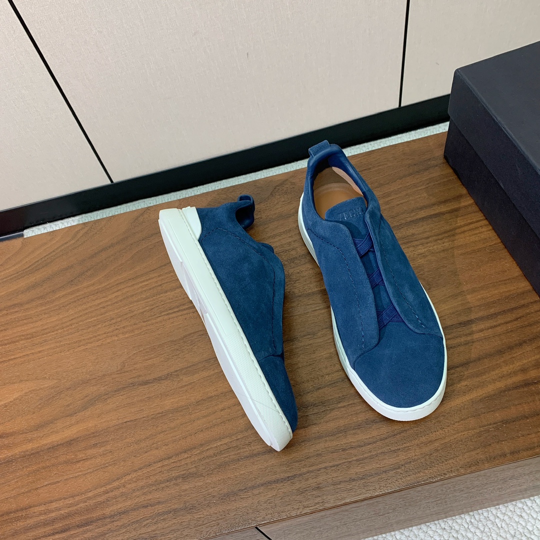 【Zegna】羊京一脚蹬休闲鞋。饰有标志性三重交叉松紧细节，灵感源于三重手缝线迹造型，彰显了杰尼亚的悠久