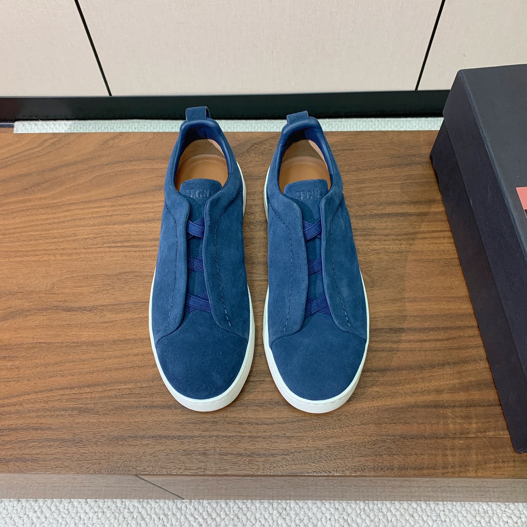 【Zegna】羊京一脚蹬休闲鞋。饰有标志性三重交叉松紧细节，灵感源于三重手缝线迹造型，彰显了杰尼亚的悠久