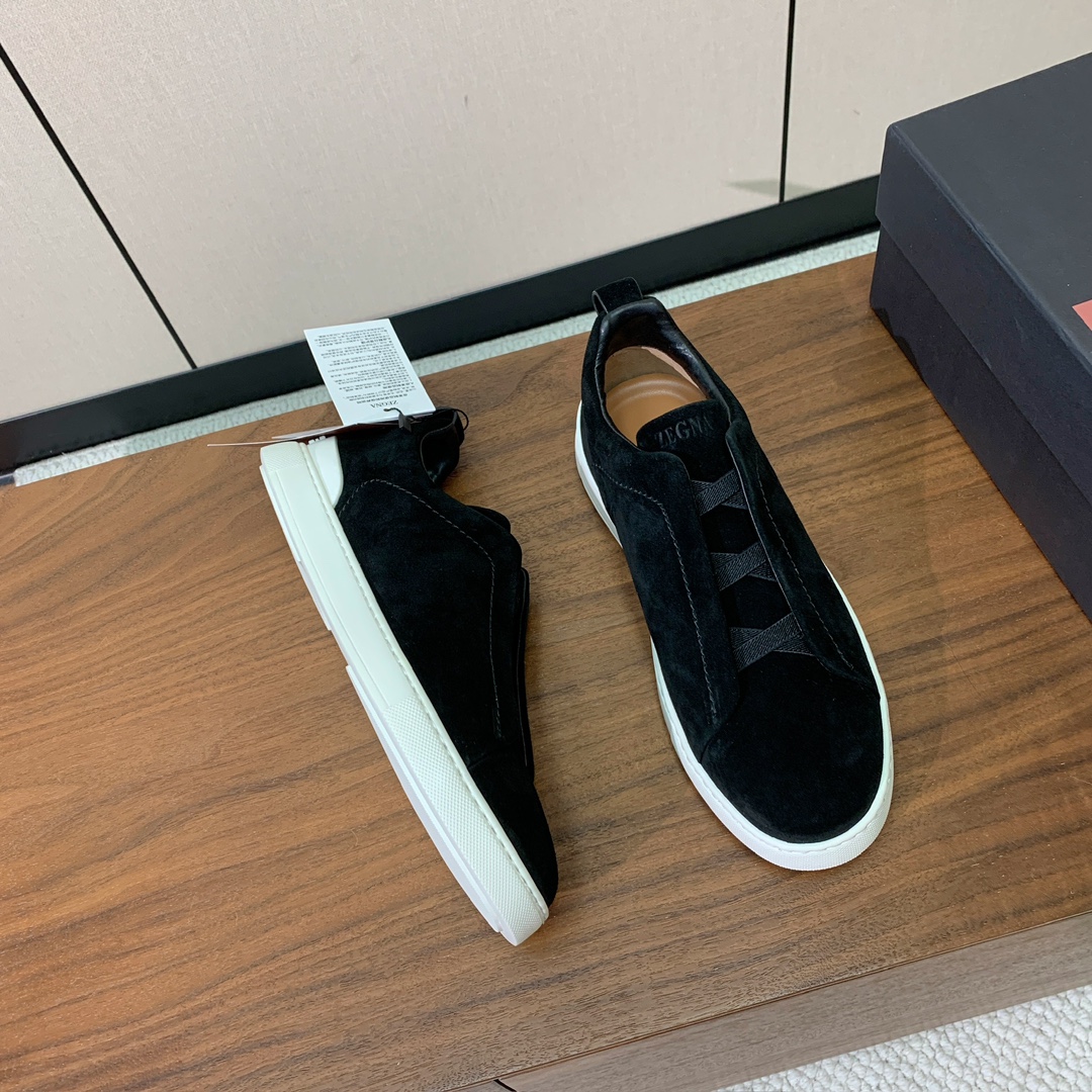 【Zegna】羊京一脚蹬休闲鞋。饰有标志性三重交叉松紧细节，灵感源于三重手缝线迹造型，彰显了杰尼亚的悠久