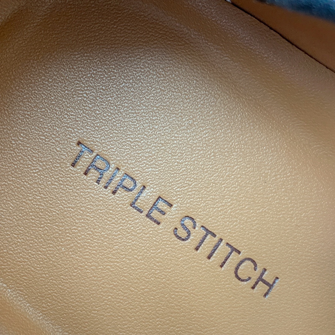 【Zegna】羊京一脚蹬休闲鞋。饰有标志性三重交叉松紧细节，灵感源于三重手缝线迹造型，彰显了杰尼亚的悠久