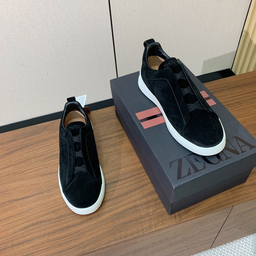 【Zegna】羊京一脚蹬休闲鞋。饰有标志性三重交叉松紧细节，灵感源于三重手缝线迹造型，彰显了杰尼亚的悠久