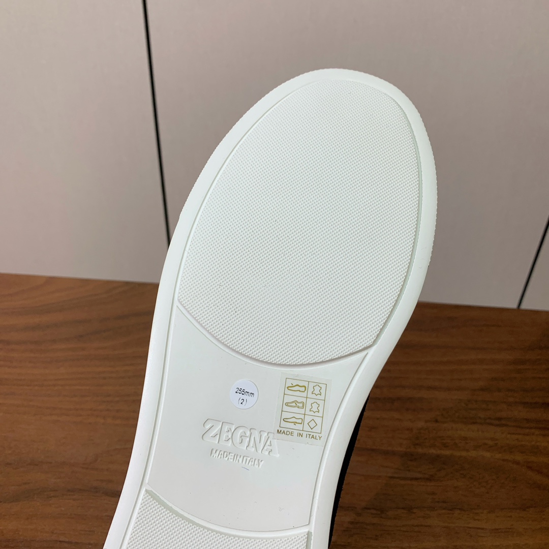 【Zegna】羊京一脚蹬休闲鞋。饰有标志性三重交叉松紧细节，灵感源于三重手缝线迹造型，彰显了杰尼亚的悠久