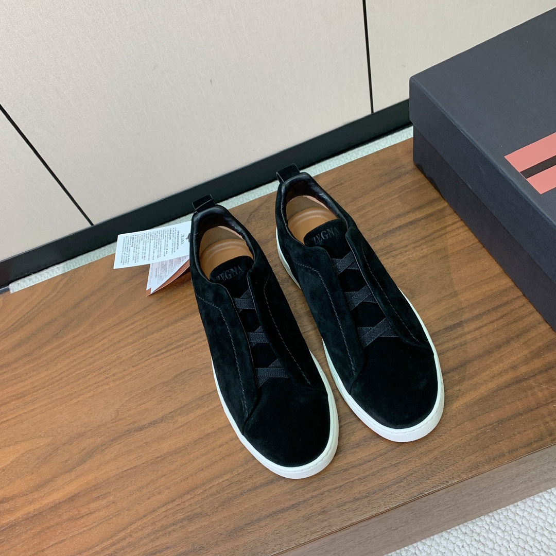 【Zegna】羊京一脚蹬休闲鞋。饰有标志性三重交叉松紧细节，灵感源于三重手缝线迹造型，彰显了杰尼亚的悠久