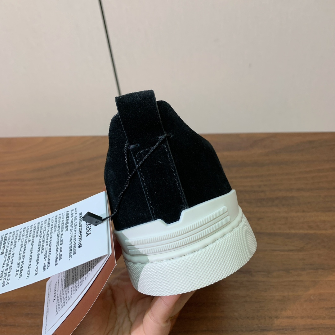 【Zegna】羊京一脚蹬休闲鞋。饰有标志性三重交叉松紧细节，灵感源于三重手缝线迹造型，彰显了杰尼亚的悠久