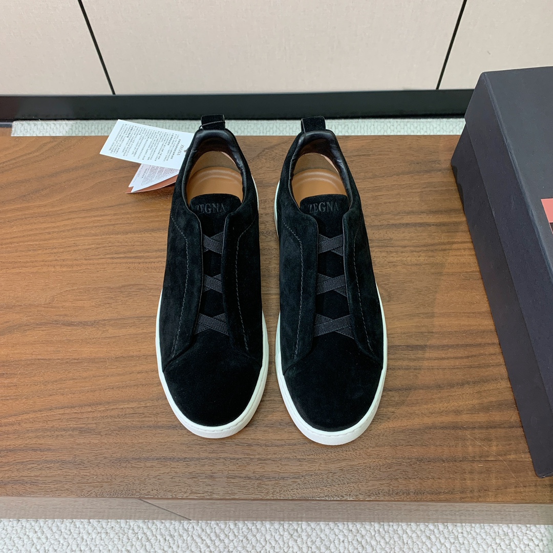 【Zegna】羊京一脚蹬休闲鞋。饰有标志性三重交叉松紧细节，灵感源于三重手缝线迹造型，彰显了杰尼亚的悠久