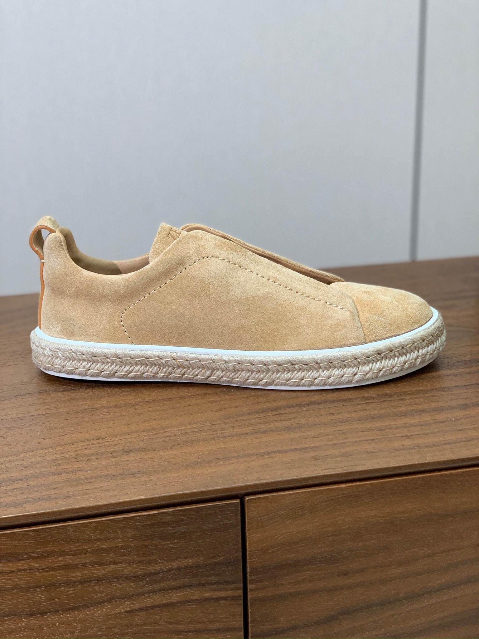 【Zegna】羊京麻绳底休闲鞋。饰有标志性三重交叉松紧细节，灵感源于三重手缝线迹造型，彰显了杰尼亚的悠久