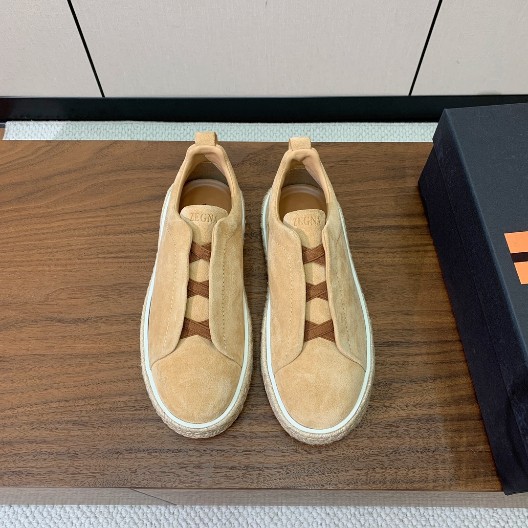 【Zegna】羊京麻绳底休闲鞋。饰有标志性三重交叉松紧细节，灵感源于三重手缝线迹造型，彰显了杰尼亚的悠久