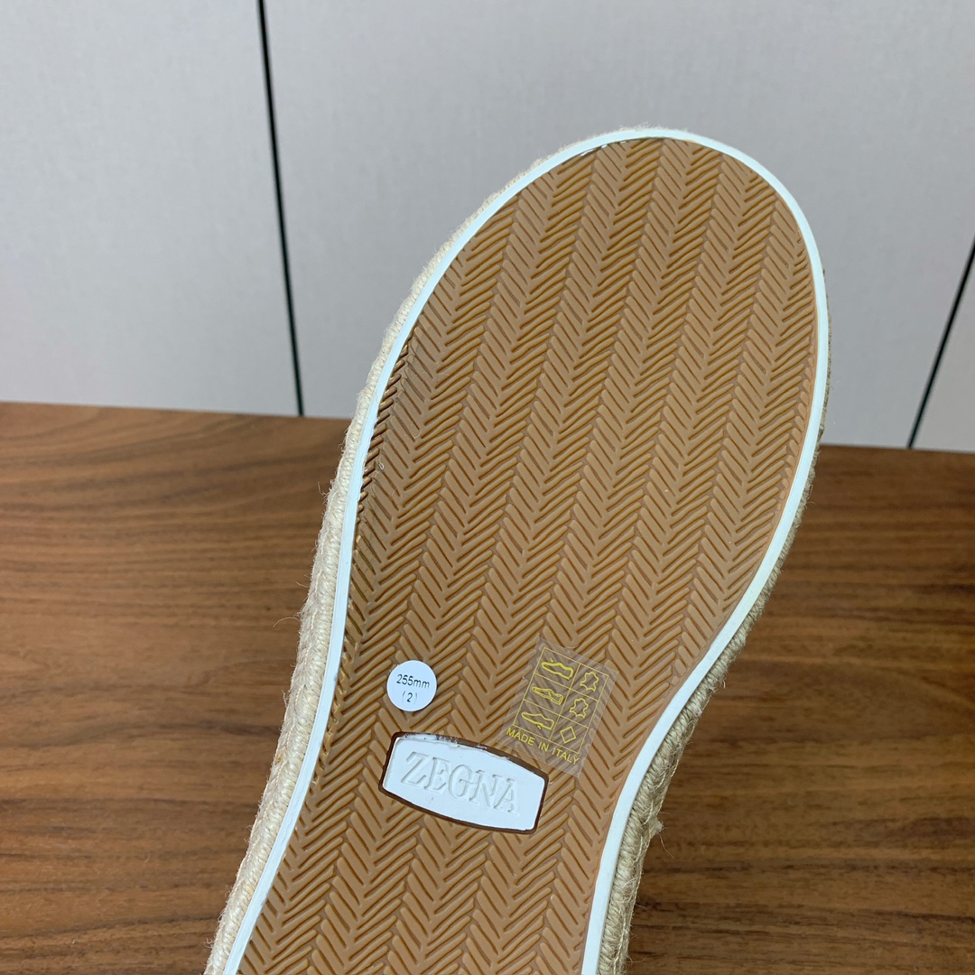 【Zegna】羊京麻绳底休闲鞋。饰有标志性三重交叉松紧细节，灵感源于三重手缝线迹造型，彰显了杰尼亚的悠久