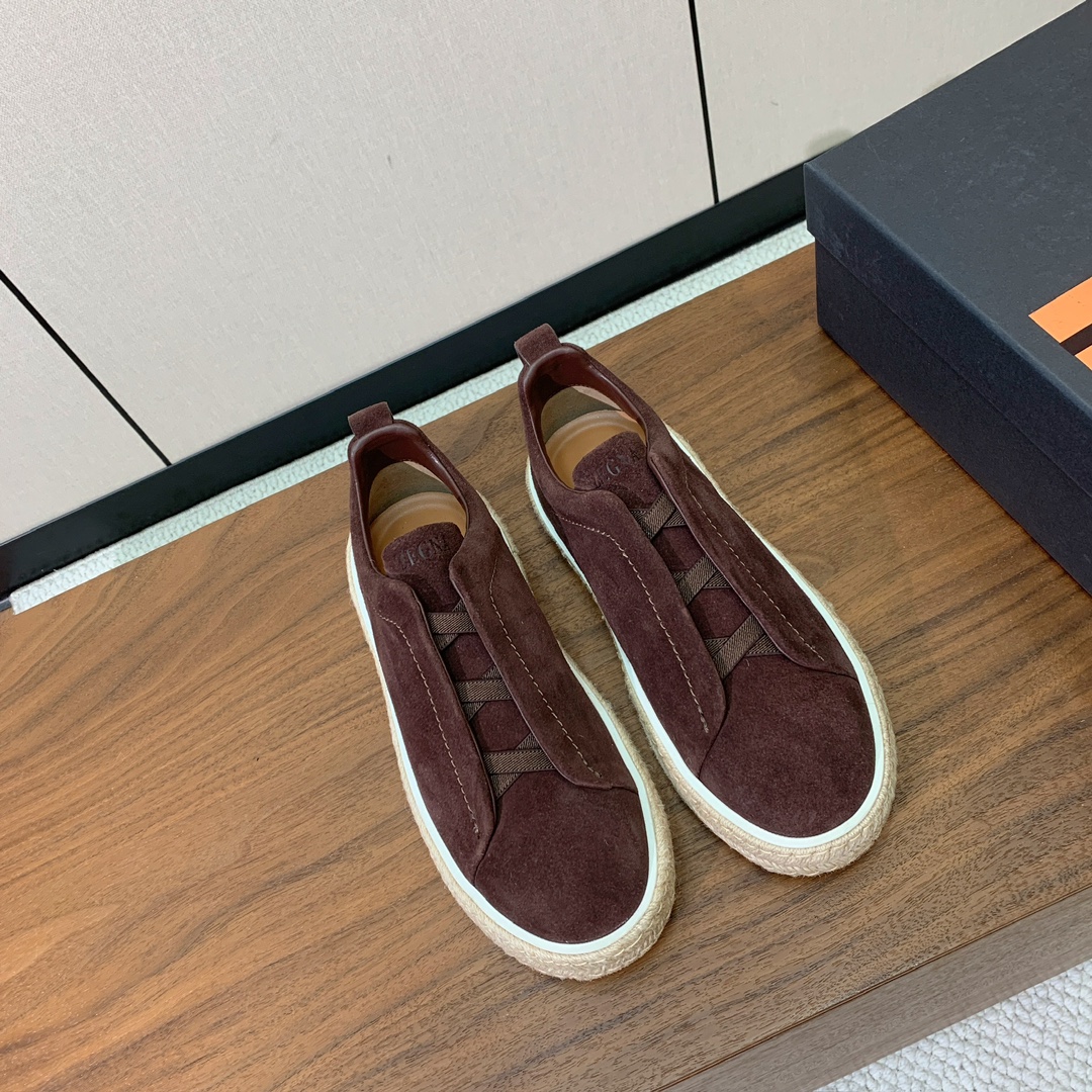 【Zegna】羊京麻绳底休闲鞋。饰有标志性三重交叉松紧细节，灵感源于三重手缝线迹造型，彰显了杰尼亚的悠久