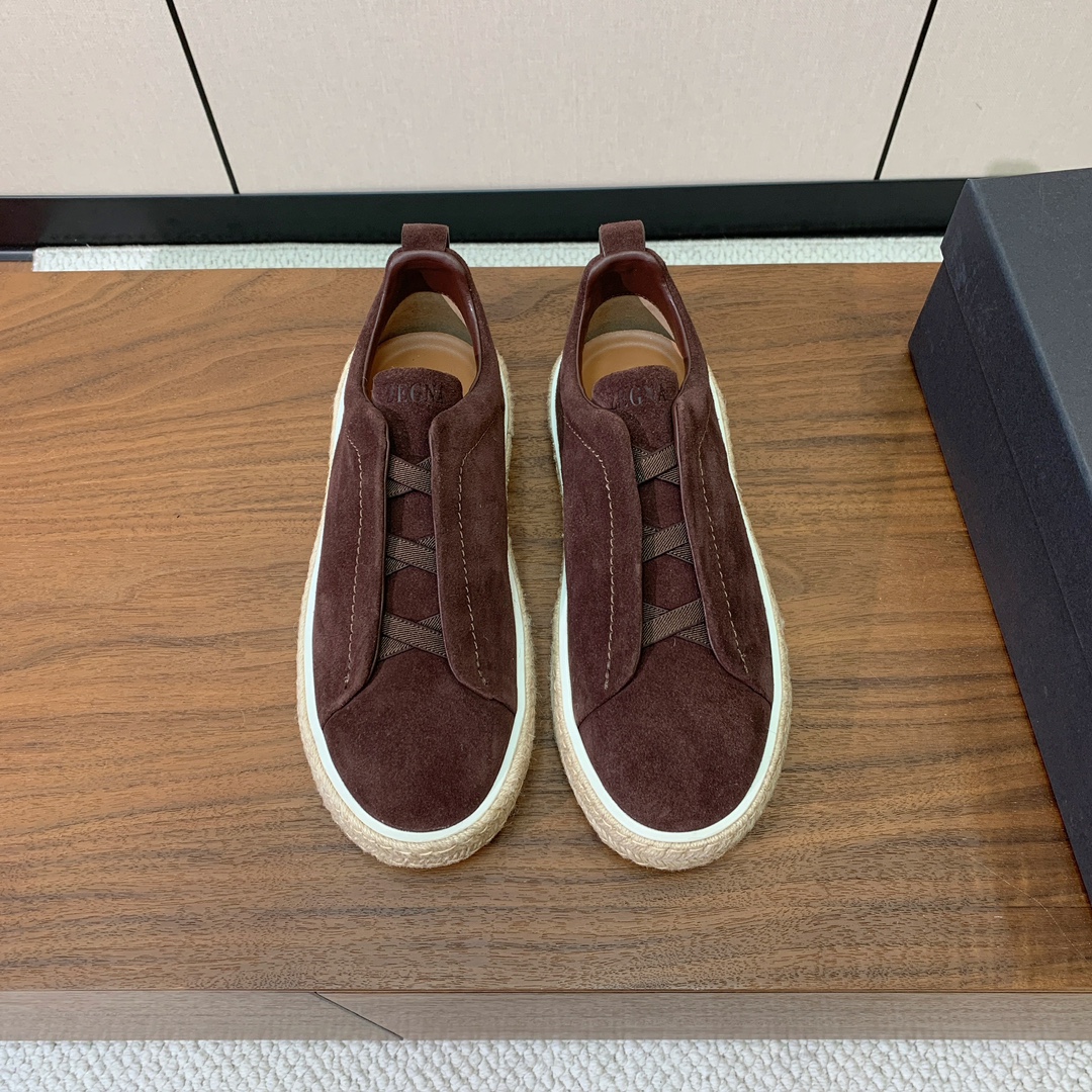 【Zegna】羊京麻绳底休闲鞋。饰有标志性三重交叉松紧细节，灵感源于三重手缝线迹造型，彰显了杰尼亚的悠久