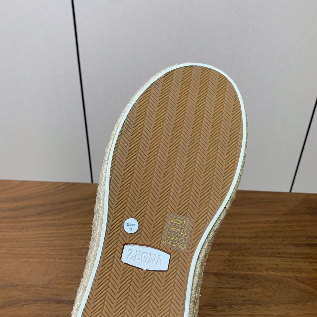 【Zegna】羊京麻绳底休闲鞋。饰有标志性三重交叉松紧细节，灵感源于三重手缝线迹造型，彰显了杰尼亚的悠久