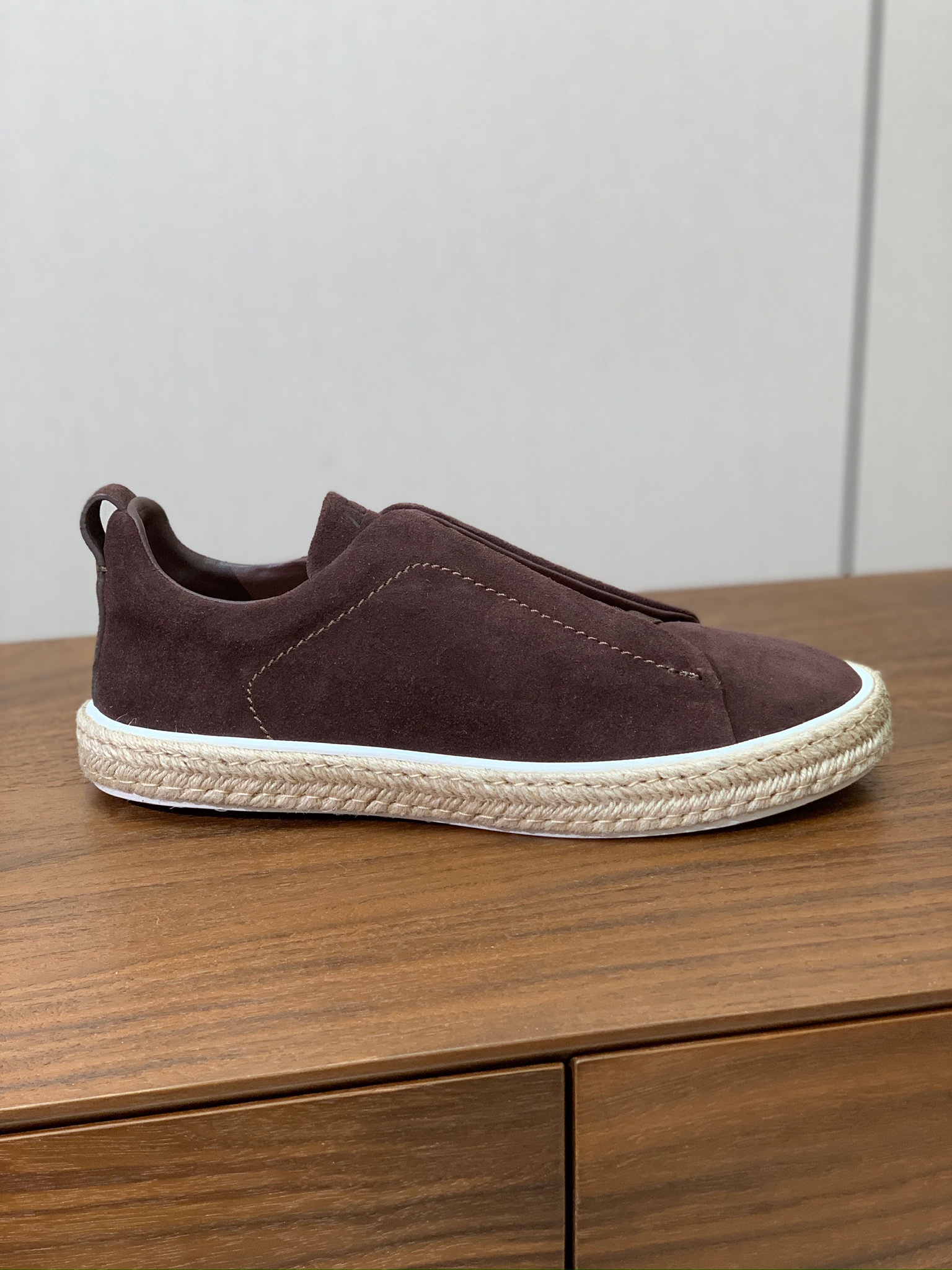 【Zegna】羊京麻绳底休闲鞋。饰有标志性三重交叉松紧细节，灵感源于三重手缝线迹造型，彰显了杰尼亚的悠久