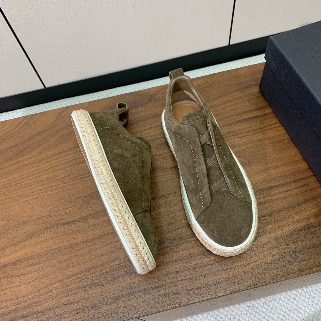 【Zegna】羊京麻绳底休闲鞋。饰有标志性三重交叉松紧细节，灵感源于三重手缝线迹造型，彰显了杰尼亚的悠久