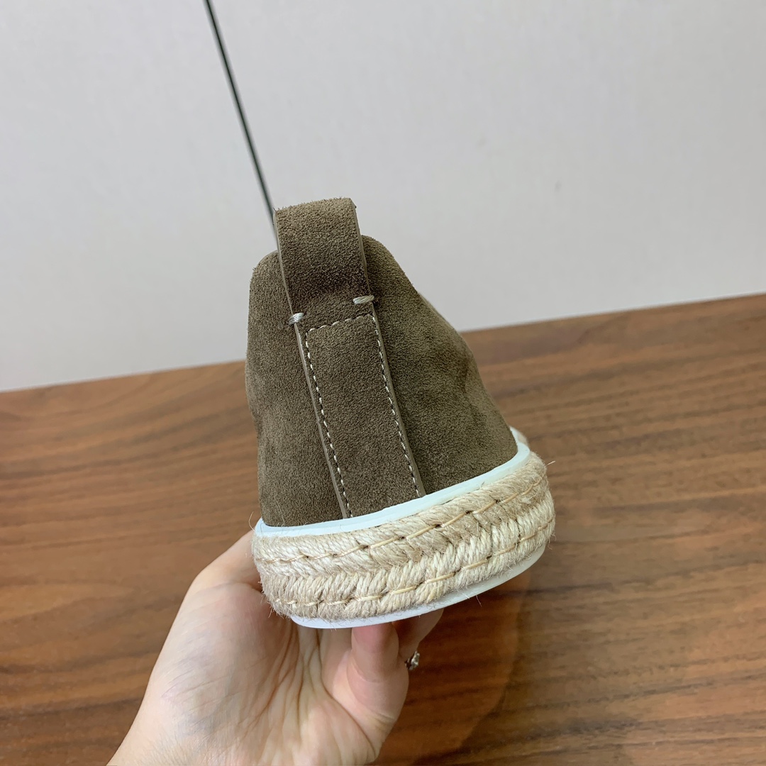 【Zegna】羊京麻绳底休闲鞋。饰有标志性三重交叉松紧细节，灵感源于三重手缝线迹造型，彰显了杰尼亚的悠久