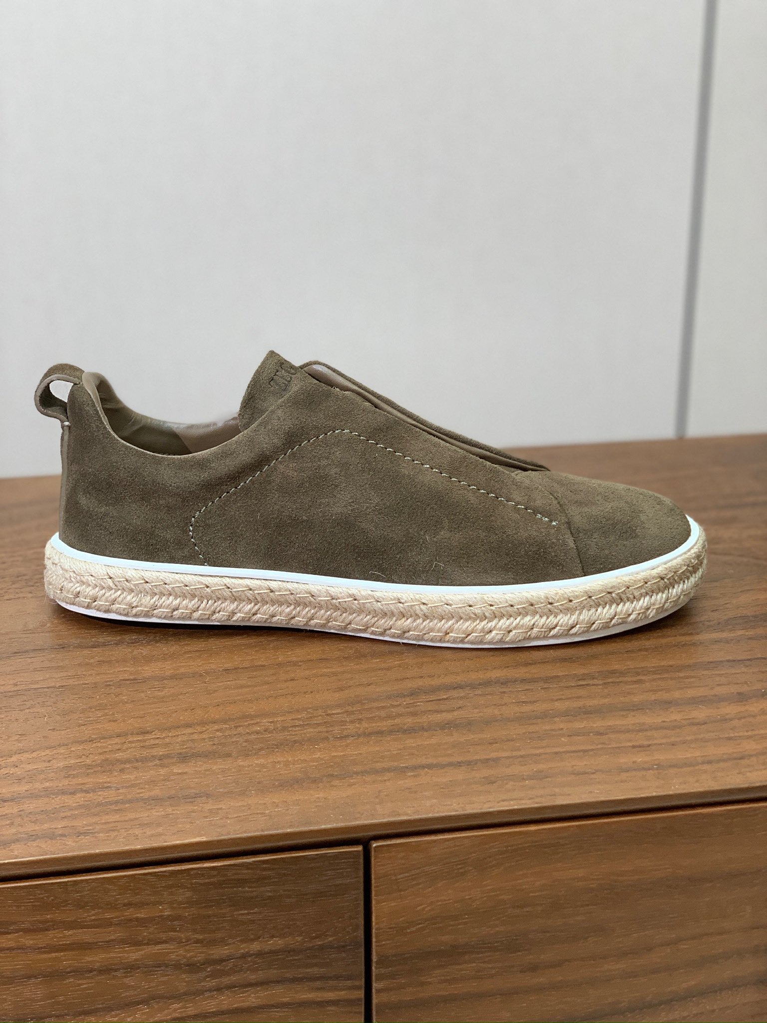 【Zegna】羊京麻绳底休闲鞋。饰有标志性三重交叉松紧细节，灵感源于三重手缝线迹造型，彰显了杰尼亚的悠久