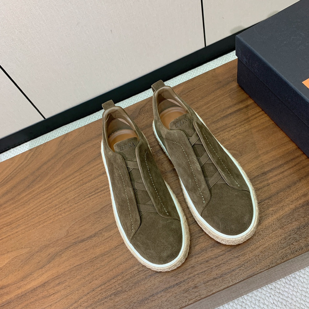 【Zegna】羊京麻绳底休闲鞋。饰有标志性三重交叉松紧细节，灵感源于三重手缝线迹造型，彰显了杰尼亚的悠久