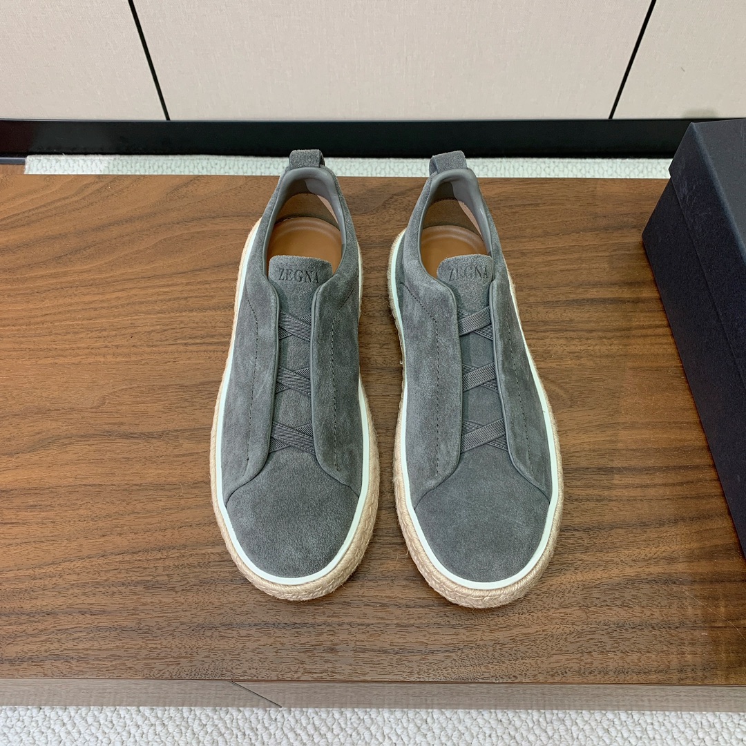【Zegna】羊京麻绳底休闲鞋。饰有标志性三重交叉松紧细节，灵感源于三重手缝线迹造型，彰显了杰尼亚的悠久