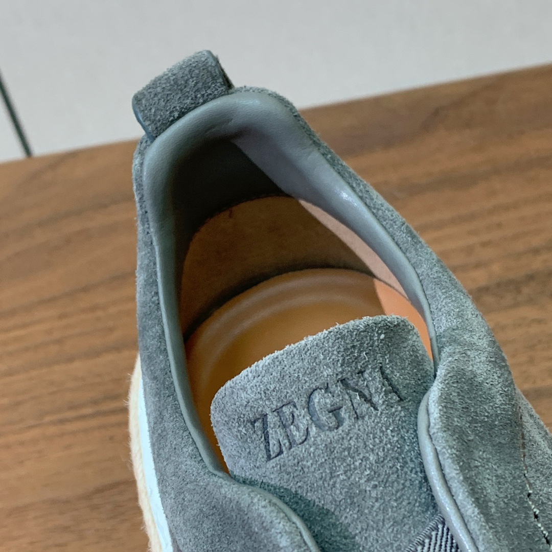 【Zegna】羊京麻绳底休闲鞋。饰有标志性三重交叉松紧细节，灵感源于三重手缝线迹造型，彰显了杰尼亚的悠久