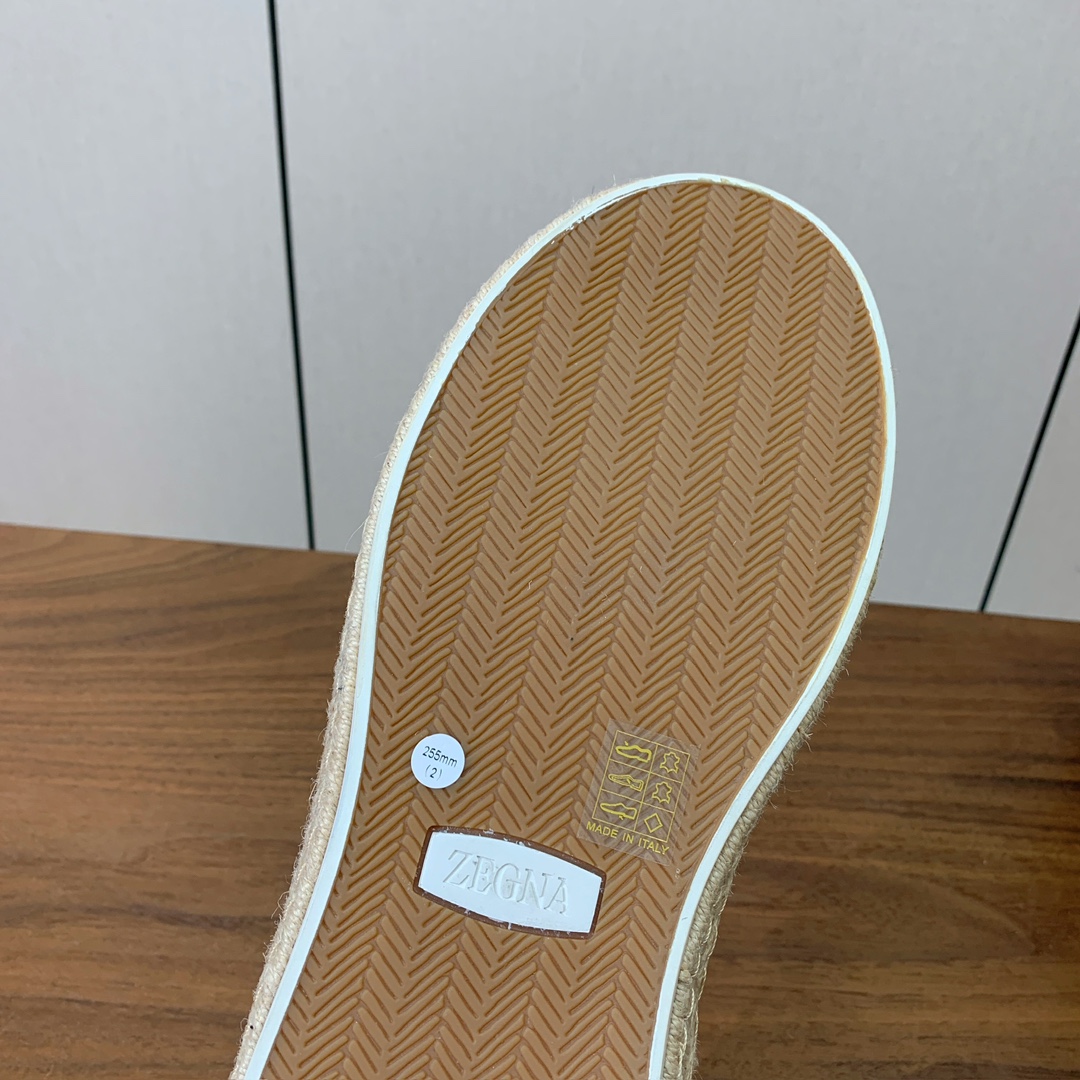 【Zegna】羊京麻绳底休闲鞋。饰有标志性三重交叉松紧细节，灵感源于三重手缝线迹造型，彰显了杰尼亚的悠久