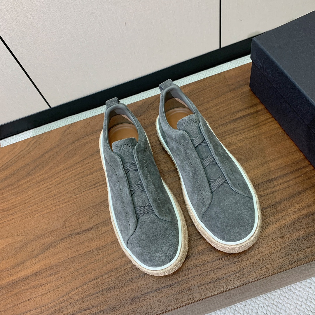 【Zegna】羊京麻绳底休闲鞋。饰有标志性三重交叉松紧细节，灵感源于三重手缝线迹造型，彰显了杰尼亚的悠久