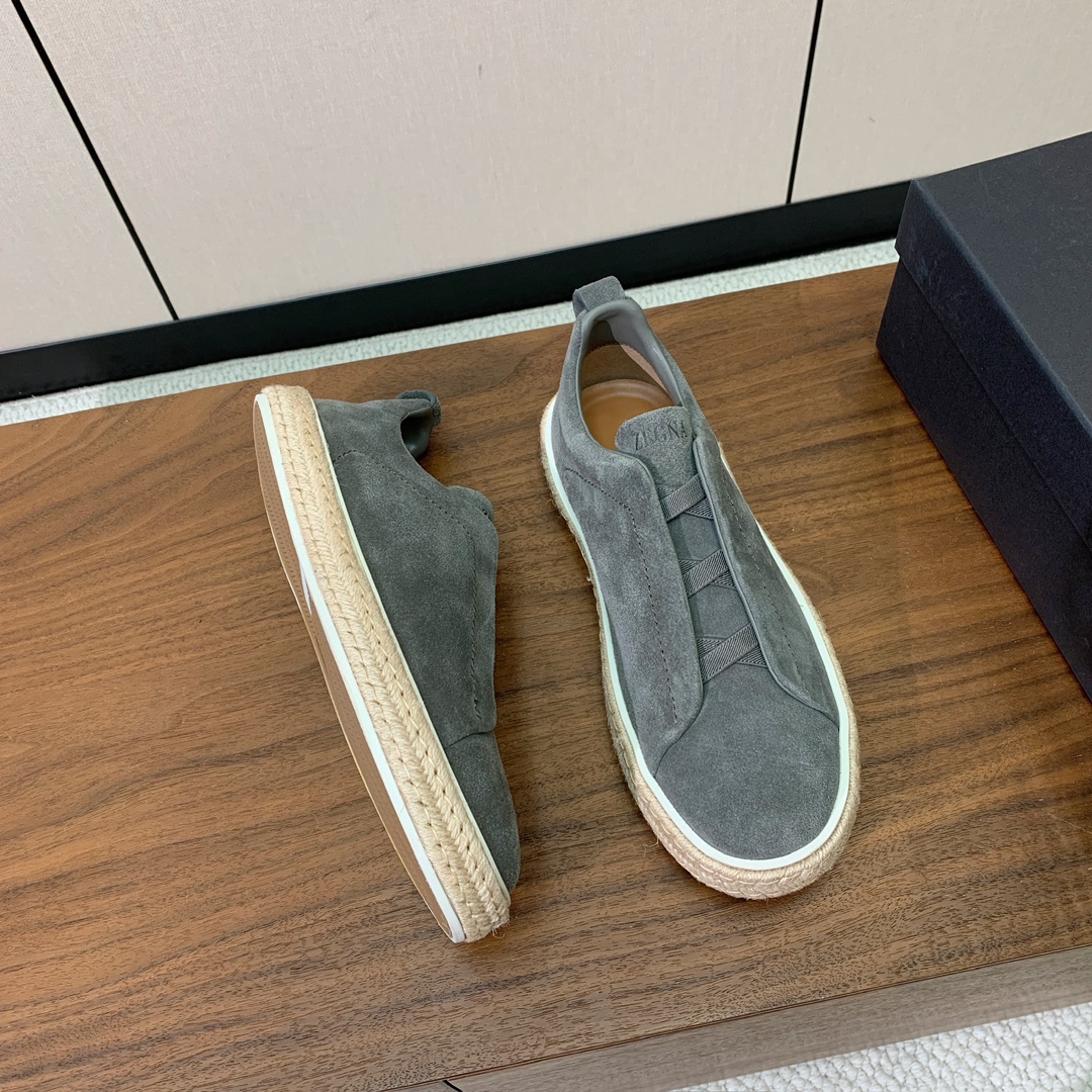 【Zegna】羊京麻绳底休闲鞋。饰有标志性三重交叉松紧细节，灵感源于三重手缝线迹造型，彰显了杰尼亚的悠久