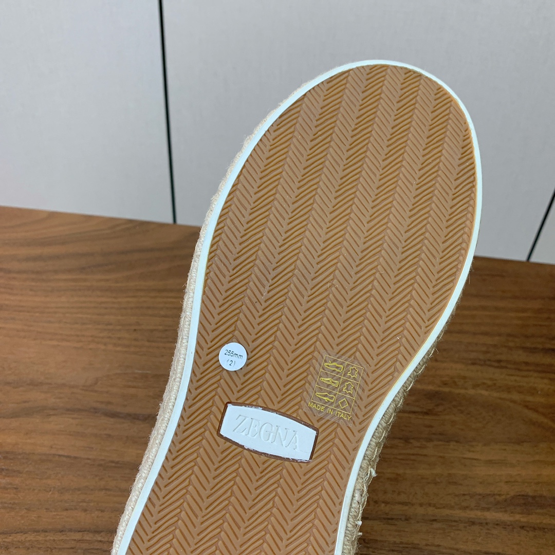 【Zegna】羊京麻绳底休闲鞋。饰有标志性三重交叉松紧细节，灵感源于三重手缝线迹造型，彰显了杰尼亚的悠久