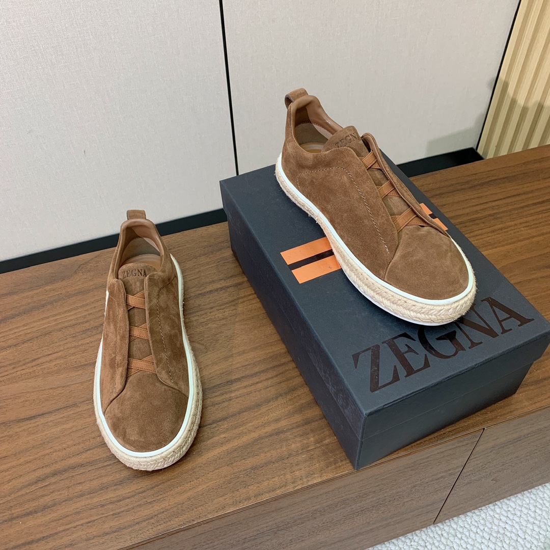 【Zegna】羊京麻绳底休闲鞋。饰有标志性三重交叉松紧细节，灵感源于三重手缝线迹造型，彰显了杰尼亚的悠久