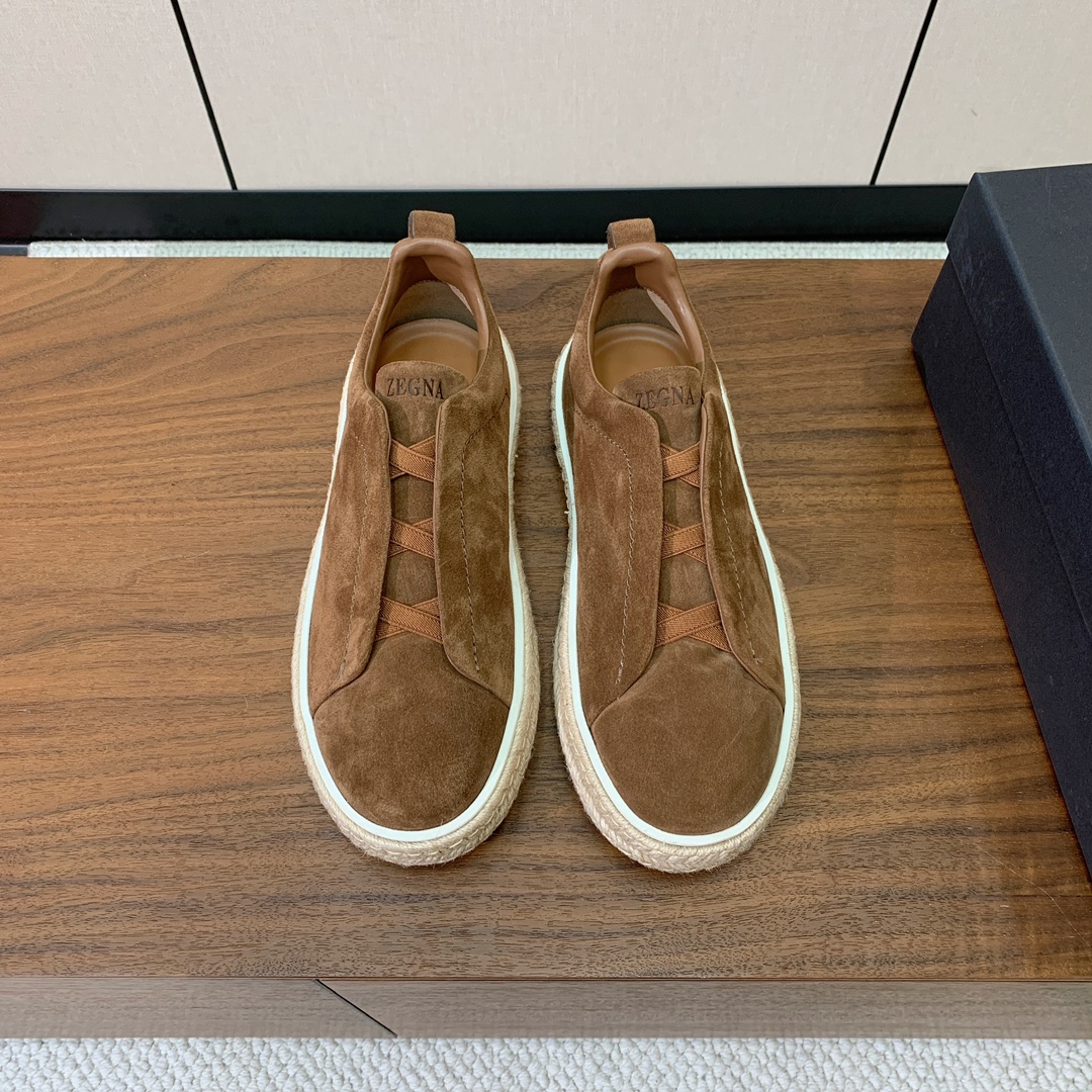 【Zegna】羊京麻绳底休闲鞋。饰有标志性三重交叉松紧细节，灵感源于三重手缝线迹造型，彰显了杰尼亚的悠久