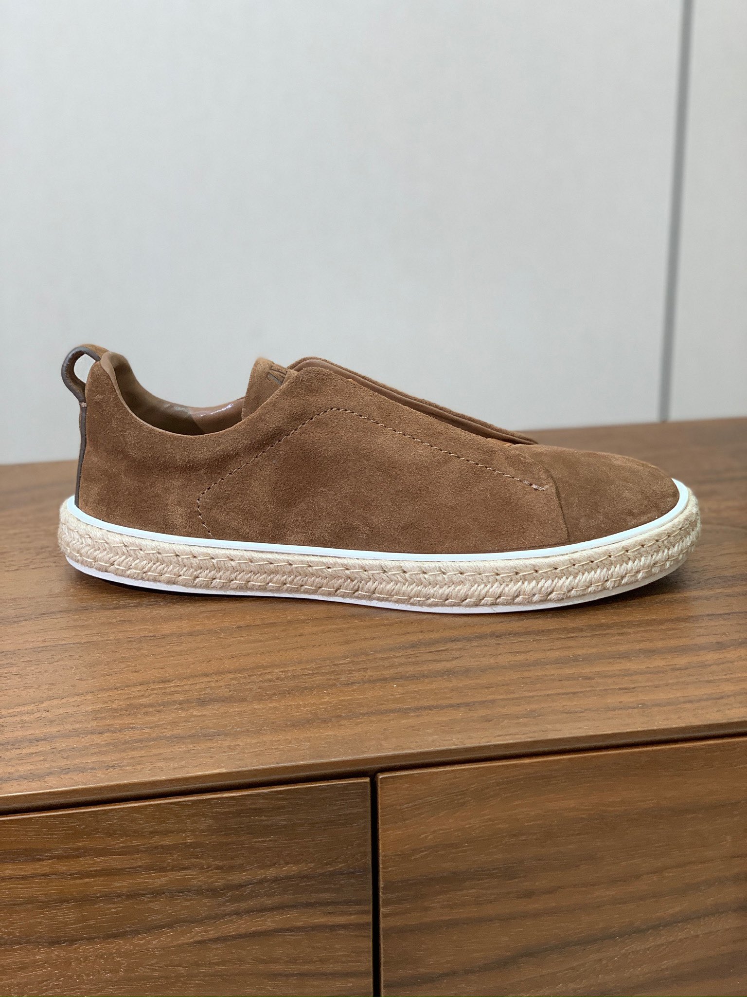 【Zegna】羊京麻绳底休闲鞋。饰有标志性三重交叉松紧细节，灵感源于三重手缝线迹造型，彰显了杰尼亚的悠久